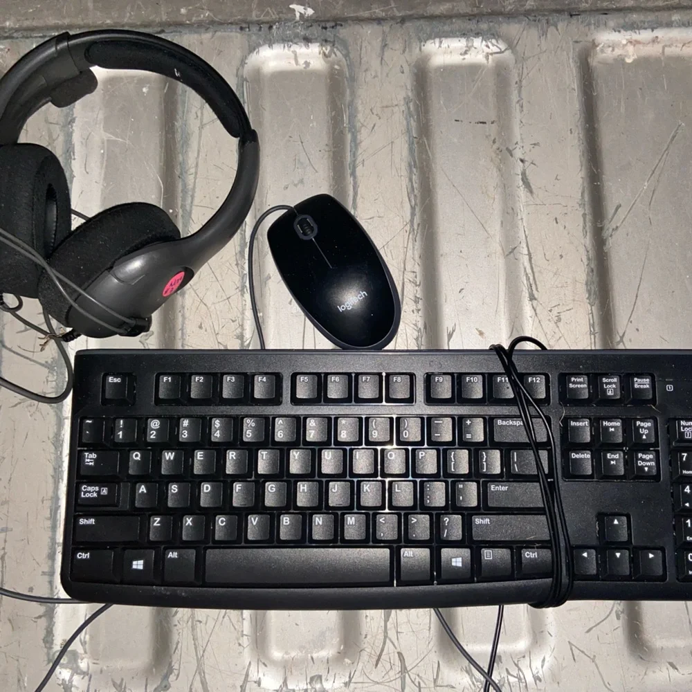 I’m selling all mice, keyboard and headphone everything works